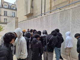 Devant le Mur des Noms (des déportés juifs de France)