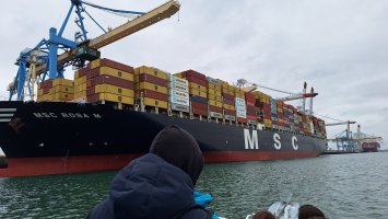 Un porte-conteneur à Port 2000