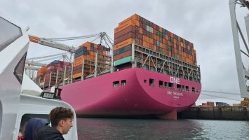 Un porte-conteneur au chargement